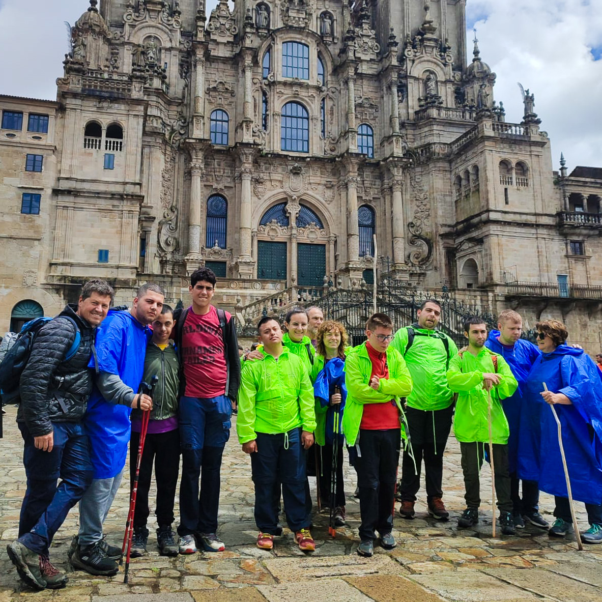 grup d'alumnes i mestres davant la catedral de Santiago